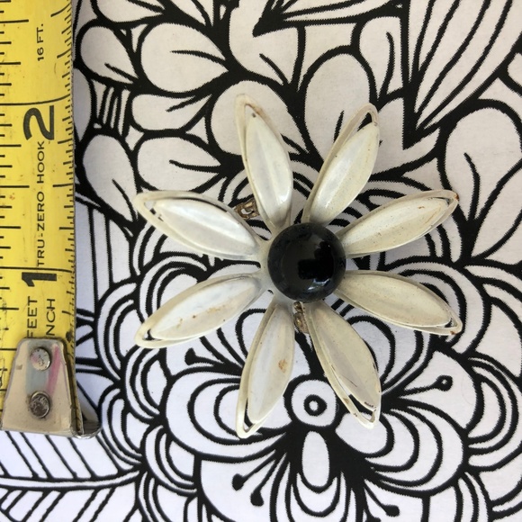 Medium black White 1960’s enamel flower brooch - Picture 3 of 3